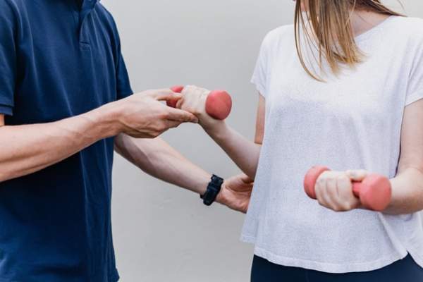 What is a locum physiotherapist and how do you become one in the UK?